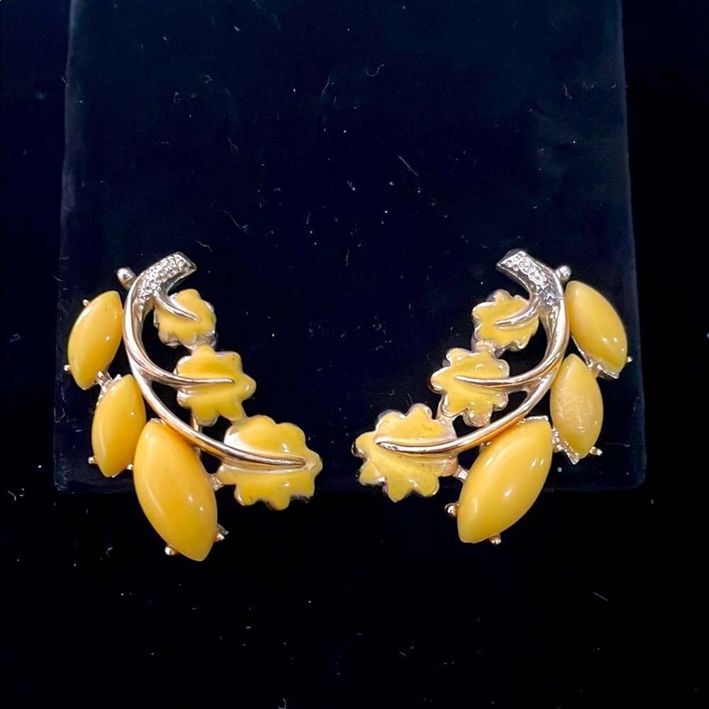 STAR Vintage Yellow Lucite Flower Branch Climbing Screw back earrings